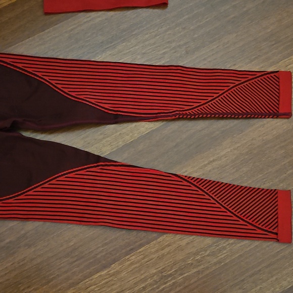 ALALA Convertible Seamless Sports Bra & Leggings Set Bright & Dark Red Stripes - Picture 8 of 16